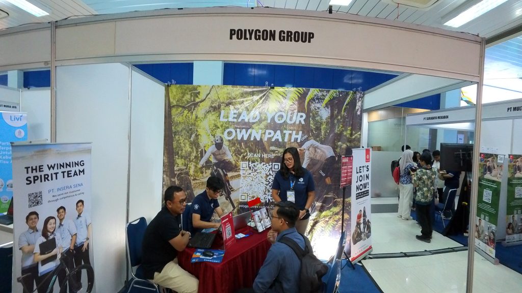 Masyarakat berdiskusi terkait lowongan pekerjaan di both Jobfair Politeknik ATMI Surakarta 2025