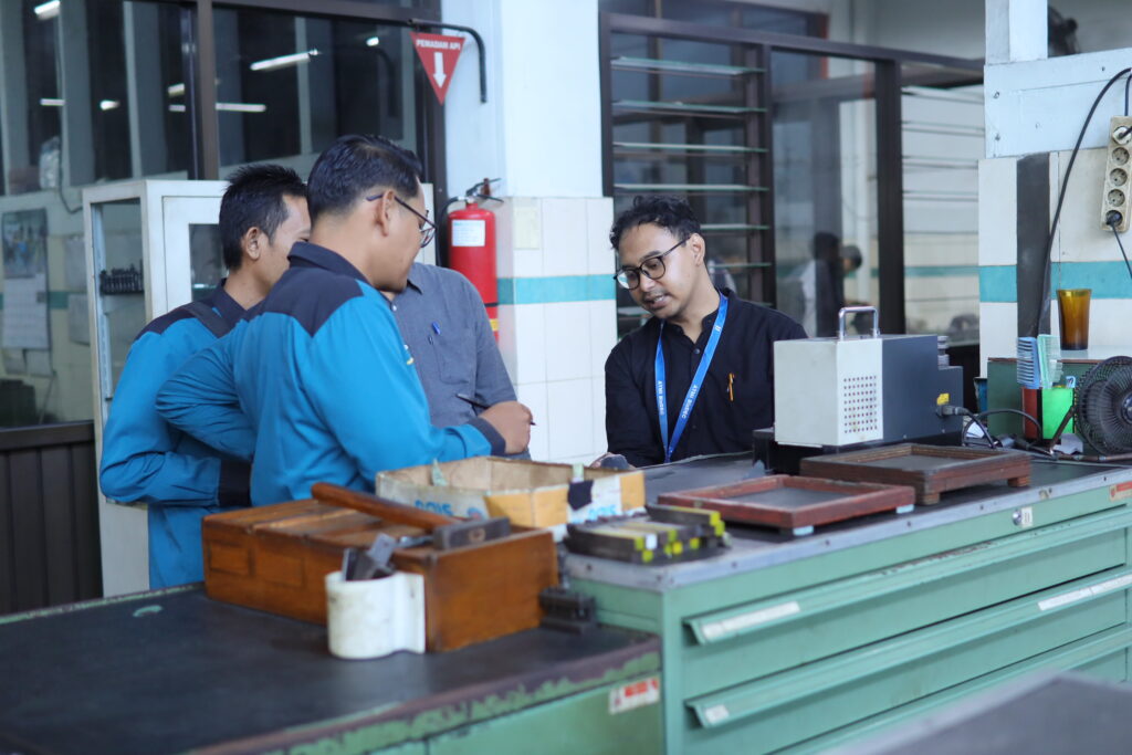 Peserta SMKS Kartini Batam mengenal secara langsung lingkungan praktik pembelajaran di SMK Katolik St. Mikael Surakarta.