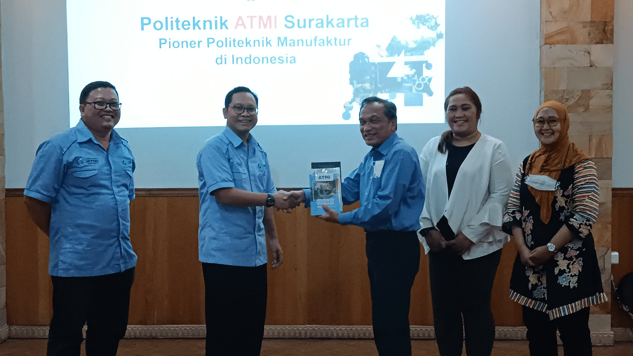Penyerahan Kenangan dari Politeknik ATMI Surakarta